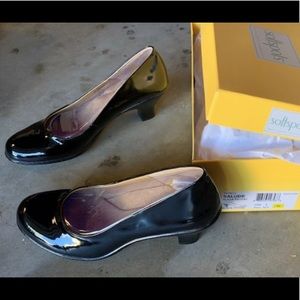 Softspots Salude black patent leather pumps